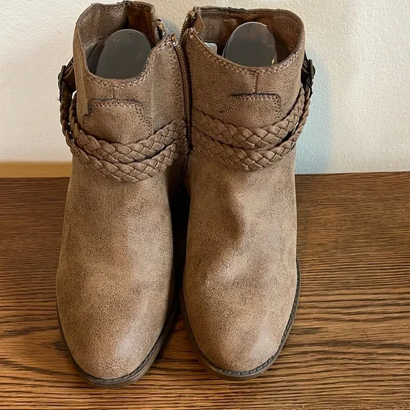 Fall Women’s Ankle Booties Heels Braided Buckle Details Size 8.5 - Picture 6 of 10